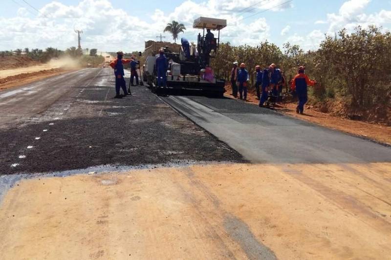 As chuvas começam a diminuir no interior do Estado e os trabalhos de manutenção das estradas paraenses continuam avançando. Serviços de pavimentação com CBUQ (concreto betuminoso usinado a quente) estão sendo realizados na rodovia PA-477 (foto), no trecho de 8 km entre São Geraldo do Araguaia e Piçarra.

FOTO: ASCOM SETRAN
DATA: 11.05.2018
SÃO GERALDO DO ARAGUAIA - PARÁ <div class='credito_fotos'>Foto: ASCOM SETRAN   |   <a href='/midias/2018/originais/1dfb2b03-ad58-45bd-8e29-a41af7218ede.jpg' download><i class='fa-solid fa-download'></i> Download</a></div>