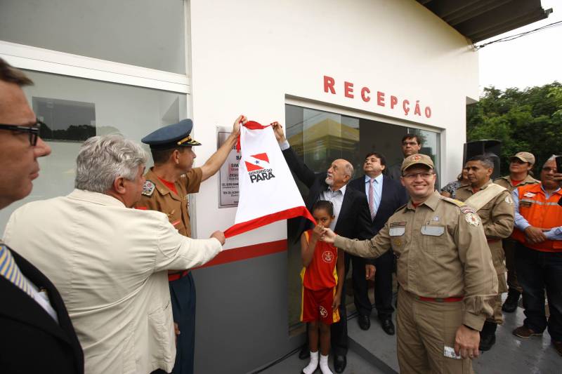 Na mesma cerimônia que entregou as viaturas para serviços de vistoria, o governador Simão Jatene fez uma visita técnica às instalações da nova Policlínica ao Corpo de Bombeiros Militar do Estado. Um prédio no Quartel do Comando Geral da corporação foi reformado e adaptado para receber a Policlínica, que oferta assistência médico-odontológico, psicológico e de primeiros socorros aos bombeiros militares e seus dependentes.

FOTO: IGOR BRANDÃO / AG. PARÁ
DATA: 15.03.2018
BELÉM - PARÁ <div class='credito_fotos'>Foto: IGOR BRANDÃO / AG. PARÁ   |   <a href='/midias/2018/originais/1e3962f8-c52c-4c23-91a4-82591faa0bbf.jpg' download><i class='fa-solid fa-download'></i> Download</a></div>