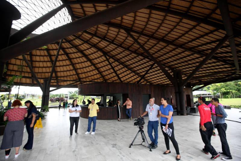 Jornalistas, influenciadores digitais e membros da sociedade civil organizada participaram, nesta quinta-feira (15), da visita guiada ao Parque Estadual do Utinga (Peut) que será inaugurado na sexta-feira (16), às 16h30. Os convidados foram recebidos pelo secretário estadual de Cultura, o arquiteto Paulo Chaves; pelo presidente do Ideflor-bio, Thiago Novaes; pelo gerente do Peut, Julio Meyer; pelo secretário de comunicação, Daniel Nardin e pelo representante da diretoria da Unidade de Conservação do Parque, Wendel Andrade. O evento começou às 9h com a apresentação das melhorias feitas no espaço durante as obras, dos serviços que funcionarão no local e de algumas normas de utilização desse novo equipamento. 

FOTO: SIDNEY OLIVEIRA / AG. PARÁ
DATA: 15.03.2018
BELÉM - PARÁ <div class='credito_fotos'>Foto: Sidney Oliveira/Ag. Pará   |   <a href='/midias/2018/originais/1eb15f41-7a29-481a-a8a1-52b7e2bd3fd2.jpg' download><i class='fa-solid fa-download'></i> Download</a></div>