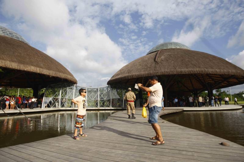 O Parque Estadual do Utinga (PEUt) o mais importante espaço de preservação e estudo da biodiversidade dentro da Região Metropolitana de Belém será reaberto à população a partir desta sexta,16, a partir das 16h30, com apresentações artísticas, com o Boi Veludinho, crianças do Pro Paz e a premiada Orquestra Sinfônica do Theatro da Paz. A apresentação será em um espaço ao ar livre e não será necessária a retirada de ingressos, por esse motivo, a recomendação é que o público chegue cedo, porque a entrada será fechada quando o espaço estiver lotado. 

FOTO: THIAGO GOMES / AG PARÁ 
DATA: 16.03.2018 
BELÉM - PARÁ <div class='credito_fotos'>Foto: Thiago Gomes /Ag. Pará   |   <a href='/midias/2018/originais/1ecb370b-7c04-45ec-9c07-63c950d15ff2.jpg' download><i class='fa-solid fa-download'></i> Download</a></div>