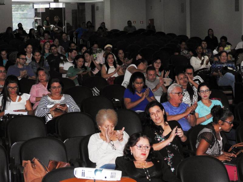 O município de Castanhal, na Região Metropolitana de Belém (RMB), recebeu nesta terça-feira (20) o Movimento pela Valorização do Estatuto da Criança e do Adolescente (Mover), que promove uma capacitação destinada a elaborar com órgãos do Executivo, Legislativo e Judiciário, além de representantes da sociedade civil, conselheiros tutelares e demais membros da rede de garantia de direitos da criança e adolescentes, ações e estratégias para o fortalecimento dos direitos de menores de 18 anos. O encontro será realizado até a próxima quinta-feira (22), das 09 às 17 h, no auditório da URE 8 (Unidade Regional de Educação).

FOTO: CARLOS SODRÉ / AG. PARÁ
DATA: 19.02.2018
CASTANHAL - PARÁ <div class='credito_fotos'>Foto: CARLOS SODRÉ / AG. PARÁ    |   <a href='/midias/2018/originais/1f834864-88bc-48b9-8861-fc5823f29277.jpg' download><i class='fa-solid fa-download'></i> Download</a></div>