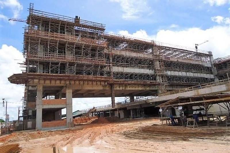 Um passo importante para expandir a rede pública de saúde do estado. As obras de construção de dois novos hospitais no nordeste do Pará já estão em estágio avançado. Ambos serão referência em atendimento na região: o Hospital Regional de Castanhal (foto) e o Hospital Materno-infantil de Capanema.

FOTO: ASCOM SEDOP
DATA: 26.04.2018
CASTANHAL - PARÁ <div class='credito_fotos'>Foto: Ascom Sedop   |   <a href='/midias/2018/originais/1fd82691-80b6-47ab-9fde-55961cd52543.jpg' download><i class='fa-solid fa-download'></i> Download</a></div>