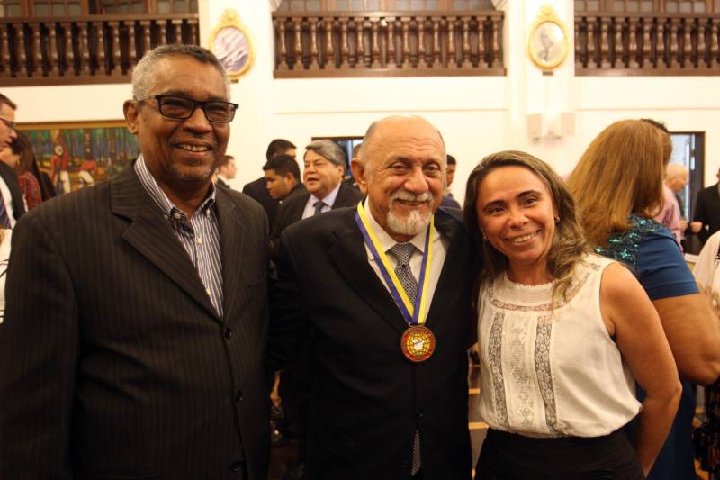 O governador Simão Jatene foi homenageado pela Associação do Corpo Consular no Estado do Pará (ACCP) com a Comenda do Mérito Consular João Clemente Baena Soares. A maior honraria da entidade foi entregue na noite desta quinta-feira (22), no salão nobre do prédio sede da Associação Comercial do Pará (ACP), em Belém.

FOTO: IGOR BRANDÃO / AG. PARÁ
DATA: 22.02.2018
BELÉM - PARÁ <div class='credito_fotos'>Foto: IGOR BRANDÃO / AG. PARÁ   |   <a href='/midias/2018/originais/20089e06-e9a6-4224-b2a5-1b312583ba8e.jpg' download><i class='fa-solid fa-download'></i> Download</a></div>