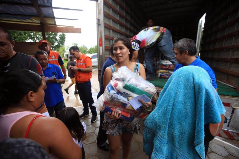 A entrega de mais de 200 cestas básicas às famílias atingidas pelas cheias dos rios Tocantins e Itacaiúnas, em Marabá, no sudeste do Pará, foi a principal ação, neste sábado (17), da força-tarefa montada para prestar atendimento aos desabrigados na região.

FOTO: MÁCIO FERREIRA / AG. PARÁ
DATA: 17.02.2018
MARABÁ - PARÁ <div class='credito_fotos'>Foto: MÁCIO FERREIRA/ AG. PARÁ   |   <a href='/midias/2018/originais/2027fb2d-a3a4-4fed-91b3-0f9850e146c8.jpg' download><i class='fa-solid fa-download'></i> Download</a></div>