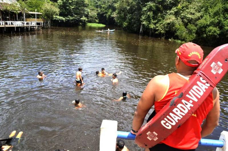 A terça-feira de Carnaval (13) nas praias do município de Barcarena foi marcada pelo trabalho de prevenção e de orientação aos frequentadores. Militares do Corpo de Bombeiros trabalharam intensamente no quarto dia da Operação Carnaval 2018 nas praias e blocos de rua, a fim de garantir a segurança de todos. A festa em Barcarena só terminará na Quarta-feira de Cinzas, com atrações musicais. As praias de Caripi, Vila do Conde, Cupiranga e Sirituba receberam o reforço do efetivo militar para atender os banhistas em qualquer situação. Com a tranquilidade nas praias, não houve registro de ocorrências graves, resultado do trabalho preventivo realizado pelo 6° Grupamento de Bombeiros Militar de Barcarena.

FOTO: ASCOM / CBMPA
DATA: 13.02.2018
SANTA IZABEL - PARÁ
 <div class='credito_fotos'>Foto: ASCOM / CBMPA   |   <a href='/midias/2018/originais/203c0ff4-593c-4b92-a6ee-9cc2e12161c4.jpg' download><i class='fa-solid fa-download'></i> Download</a></div>