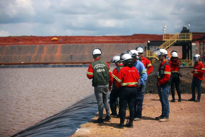 Iniciou neste sábado, 24, o prazo que o Governo do Estado deu para que a empresa de alumínio Hydro Alunorte adote procedimentos e mecanismos seguros ambientalmente, a fim de que as bacias de resíduos da empresa baixem os níveis em pelo menos um metro – o que é definido tecnicamente como padrão de segurança com comprovação permanente da redução e manutenção dos níveis. Uma equipe de fiscalização da Secretaria de Estado de Meio Ambiente e Sustentabilidade (Semas) está no município para fazer o monitoramento dos níveis das bacias do sistema de tratamento dos rejeitos da Bauxita. "Vamos montar equipes para, de duas em duas horas, avaliar o nível das bacias. Em caso de chuva o monitoramento será feito de uma em uma hora", explicou Rejiane Santos, geóloga da Diretoria de Licenciamento Ambiental da Semas.

FOTO: IGOR BRANDÃO / AG PARÁ
DATA: 24.02.2018
BELÉM - PARÁ <div class='credito_fotos'>Foto: IGOR BRANDÃO / AG. PARÁ   |   <a href='/midias/2018/originais/205b5569-6b65-4a0c-9eeb-9f2996609959.jpg' download><i class='fa-solid fa-download'></i> Download</a></div>