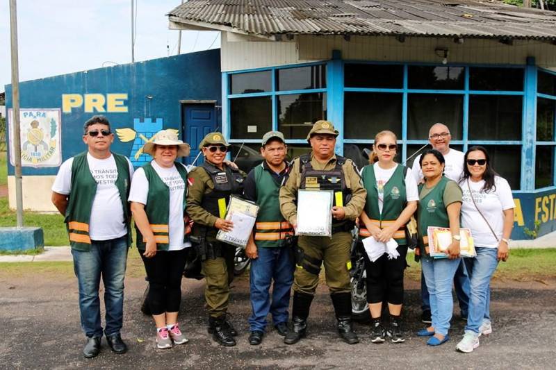 O Departamento de Trânsito do Pará (Detran) e instituições que compõem a Secretaria de Segurança Pública e Defesa Social (Segup) intensificaram as ações de educação e fiscalização durante a Operação Carnaval 2018, no município de Salinópolis. Blitz educativa, barreiras e ações ostensivas em diversos turnos fazem parte da operação que começou na última quarta-feira (7). Em parceria com a Polícia Rodoviária Estadual (PRE), as ações educativas se concentram na barreira localizada na PA-124, acesso ao município. Dez agentes de educação realizam abordagens preventivas e orientam os condutores com relação a práticas seguras no trânsito. “Estamos atentos para identificar qualquer irregularidade que venha comprometer a segurança das pessoas que se deslocam pela rodovia”, afirmou o sargento Josenias Costa.

FOTO: ASCOM / DETRAN
DATA: 10.02.2018
MOSQUEIRO - PARÁ <div class='credito_fotos'>Foto: ASCOM / DETRAN   |   <a href='/midias/2018/originais/20cf032e-0fdf-4844-b626-34d090d5175c.jpg' download><i class='fa-solid fa-download'></i> Download</a></div>