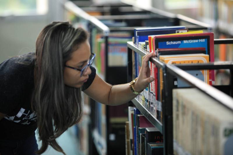 Biblioteca Pública Arthur Vianna, localizada no prédio do Centur. Com mais de 140 anos, o local é uma das principais referências na área em Belém, recebendo uma média de mil usuários por dia. Antes da popularização de instrumentos tecnológicos e sites especializados, a “biblioteca do Centur”, como é conhecida, era uma das principais fontes de pesquisa para alunos de todos os níveis de ensino em Belém. 

FOTO: MÁCIO FERREIRA / AG. PARÁ
DATA: 02.03.2018
BELÉM - PARÁ <div class='credito_fotos'>Foto: MÁCIO FERREIRA/ AG. PARÁ   |   <a href='/midias/2018/originais/21787748-5ea8-4330-b634-7f715c3863ce.jpg' download><i class='fa-solid fa-download'></i> Download</a></div>