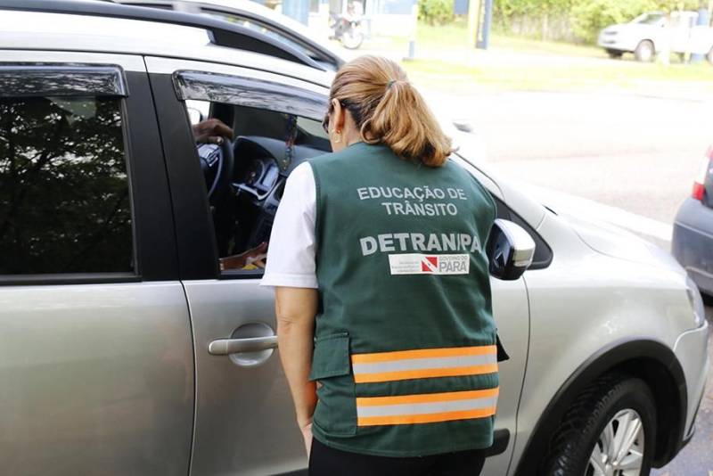 O Departamento de Trânsito do Pará (Detran) e instituições que compõem a Secretaria de Segurança Pública e Defesa Social (Segup) intensificaram as ações de educação e fiscalização durante a Operação Carnaval 2018, no município de Salinópolis. Blitz educativa, barreiras e ações ostensivas em diversos turnos fazem parte da operação que começou na última quarta-feira (7). Em parceria com a Polícia Rodoviária Estadual (PRE), as ações educativas se concentram na barreira localizada na PA-124, acesso ao município. Dez agentes de educação realizam abordagens preventivas e orientam os condutores com relação a práticas seguras no trânsito. “Estamos atentos para identificar qualquer irregularidade que venha comprometer a segurança das pessoas que se deslocam pela rodovia”, afirmou o sargento Josenias Costa.

FOTO: ASCOM / DETRAN
DATA: 10.02.2018
MOSQUEIRO - PARÁ <div class='credito_fotos'>Foto: ASCOM / DETRAN   |   <a href='/midias/2018/originais/221a9497-0e33-42eb-bd4d-176e2df351be.jpg' download><i class='fa-solid fa-download'></i> Download</a></div>