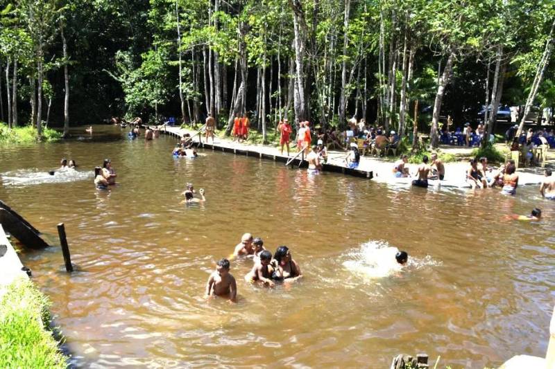 A terça-feira de Carnaval (13) nas praias do município de Barcarena foi marcada pelo trabalho de prevenção e de orientação aos frequentadores. Militares do Corpo de Bombeiros trabalharam intensamente no quarto dia da Operação Carnaval 2018 nas praias e blocos de rua, a fim de garantir a segurança de todos. A festa em Barcarena só terminará na Quarta-feira de Cinzas, com atrações musicais. As praias de Caripi, Vila do Conde, Cupiranga e Sirituba receberam o reforço do efetivo militar para atender os banhistas em qualquer situação. Com a tranquilidade nas praias, não houve registro de ocorrências graves, resultado do trabalho preventivo realizado pelo 6° Grupamento de Bombeiros Militar de Barcarena.

FOTO: ASCOM / CBMPA
DATA: 13.02.2018
VIGIA - PARÁ
 <div class='credito_fotos'>Foto: ASCOM / CBMPA   |   <a href='/midias/2018/originais/221e53a1-674d-4972-98c1-ab2e50a87732.jpg' download><i class='fa-solid fa-download'></i> Download</a></div>