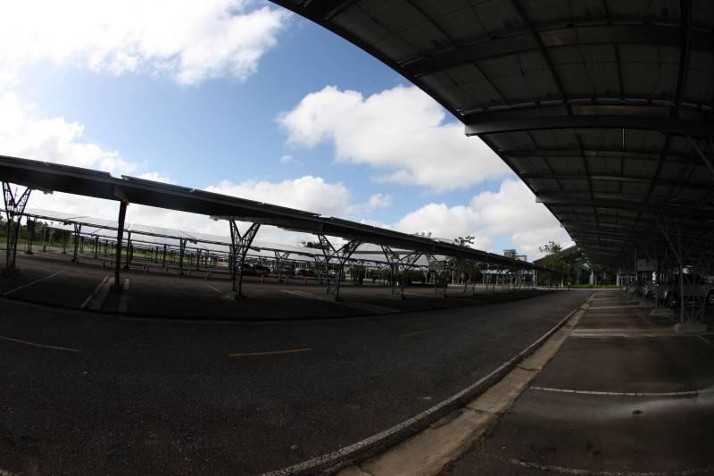 Metade da energia consumida no Hangar-Convenções e Feiras da
Amazônia já está sendo gerada por placas fotovoltaicas (painéis solares). A
entrega do projeto pelo governador Simão Jatene aconteceu nesta quinta-
feira, 22, no estacionamento do Hangar, em Belém.

FOTO: ANTÔNIO SILVA / AG. PARÁ
DATA: 22.03.2018
BELÉM - PARÁ <div class='credito_fotos'>Foto: ANTONIO SILVA / AG. PARÁ    |   <a href='/midias/2018/originais/22349d86-607c-4a9c-a78b-baa955d0066b.jpg' download><i class='fa-solid fa-download'></i> Download</a></div>
