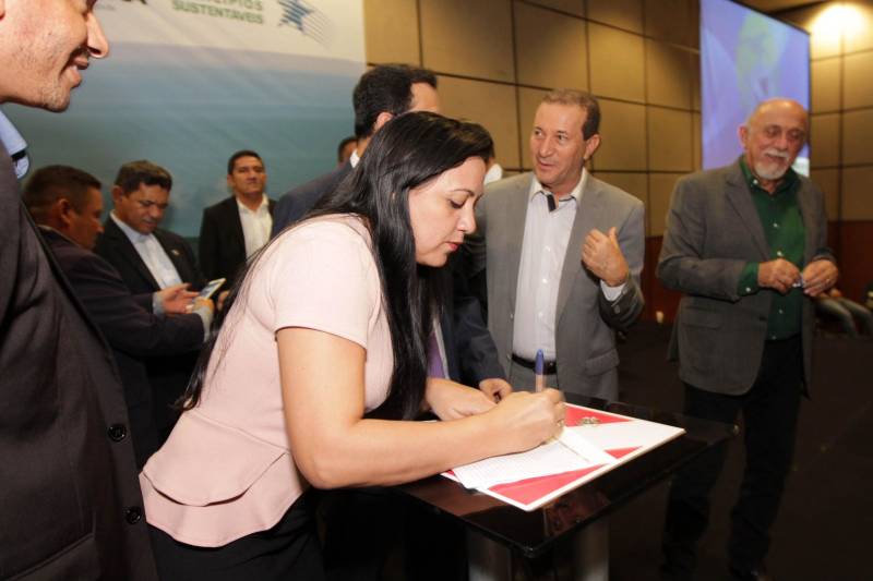 O primeiro dia do  Fórum Permanente de Prefeitas e Prefeitos dos Municípios Sustentáveis contou com a participação de 85 prefeitos , 17 vices e 21 secretários municipais dos 141 municípios manifestaram interesse em adotar as diretrizes do programa. Para o governador Simão Jatene, esta grande participação simboliza a união de agentes públicos que colocaram os interesses coletivos acima dos interesses individuais para construir um estado melhor para todos. Com o tema “Gestão Compartilhada”, o evento traz as experiências e os desdobramentos das agendas governamentais que foram planejadas em parceria com as gestões municipais. Através da Secretaria Extraordinária de Municípios Sustentáveis (Semsu) Governo do Pará, por meio da Semsu, investe na capacitação dos municípios para a promoção de uma gestão fiscal eficiente. Para Izabela Jatene, este primeiro dia serviu para sinalizar o quanto os gestores estão preocupados com o equilíbrio da questão fiscal dos municípios e em desenvolver uma governança compartilhada para desenvolver seus municípios.

FOTO: CRISTINO MARTINS / AG. PARÁ
DATA: 07.02.2018
BELÉM - PARÁ <div class='credito_fotos'>Foto: Cristino Martins/Ag. Pará   |   <a href='/midias/2018/originais/2285cc5d-7b2a-4960-8391-4c441faebe75.jpg' download><i class='fa-solid fa-download'></i> Download</a></div>