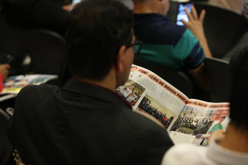 Foi aberta na manhã desta quarta-feira (7) a 3ª Reunião do Fórum Permanente de Prefeitas e Prefeitos dos Municípios Sustentáveis, que terá como tema central a governança compartilhada. O evento reúne gestores e técnicos dos 141 municípios que manifestaram interesse em adotar as diretrizes do programa e trará palestras e painéis com especialistas da área, além dos resultados alcançados com o auxílio do Programa Municípios Sustentáveis (PMS), gerido pela Secretaria Extraordinária de Municípios Sustentáveis (Semsu), principalmente no âmbito da gestão fiscal das prefeituras. A programação se estende até a quinta-feira (8), no Hangar Convenções e Feiras da Amazônia.

FOTO: SIDNEY OLIVEIRA / AG. PARÁ
DATA: 07.02.2018
BELÉM - PARÁ <div class='credito_fotos'>Foto: Sidney Oliveira/Ag. Pará   |   <a href='/midias/2018/originais/22dbe243-1e69-4cf2-9ddf-7086d809be55.jpg' download><i class='fa-solid fa-download'></i> Download</a></div>