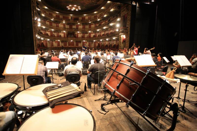 A melhor orquestra sinfônica do Brasil em 2017, eleita por revista especializada, fará uma apresentação especial ao ar livre, nesta sexta-feira, 16, para marcar a reabertura do Parque Estadual do Utinga, numa integração entre música e natureza, assim como propôs o compositor e maestro Heitor Villa-Lobos em “Floresta do Amazonas”. O regente da Orquestra Sinfônica do Teatro da Paz, Miguel Campos Neto, é um dos mais ansiosos pelo evento. 

FOTO: MÁCIO FERREIRA / AG. PARÁ
DATA: 16.03.2018
BELÉM - PARÁ <div class='credito_fotos'>Foto: MÁCIO FERREIRA/ AG. PARÁ   |   <a href='/midias/2018/originais/22edf9ae-fe03-4a99-811e-c8d8c20b7b18.jpg' download><i class='fa-solid fa-download'></i> Download</a></div>