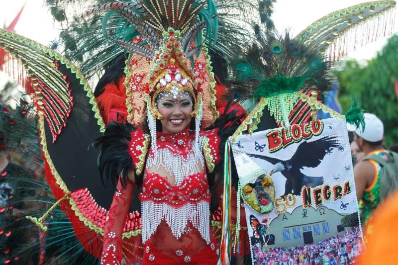 Tradição, história e simbolismo. Assim é a festa do Carnapauxis, realizado todos os anos no município de Óbidos, na região Oeste. O carnaval obidense é patrimônio cultural do estado do Pará e foi construído com identidade própria por meio de figuras e personagens históricos. A programação oficial iniciou na última quarta-feira (7), e prossegue até a quarta-feira de cinzas (14). Assim como a colonização de Óbidos, o Carnapauxis tem traços da origem portuguesa, principalmente por conta das alegorias e das máscaras. Esse adereço é símbolo do carnaval, através do Mascarado Fobó, onde as pessoas se vestem com um macacão colorido bem folgado, que chamam de "dominó", máscaras de papelão, feitas por alguns artesãos da cidade e capacete feito de cartolina e tiras de papel colorido, bexiga de boi, apito e pó.

FOTO: SAMUEL ALVARENGA / SECOM
DATA: 11.02.2018
ÓBIDOS - PARÁ <div class='credito_fotos'>Foto: ASCOM / PREFEITURA DE ÓBIDOS   |   <a href='/midias/2018/originais/22f0d16e-b3b4-4e10-b39f-4632ac321c7f.jpg' download><i class='fa-solid fa-download'></i> Download</a></div>