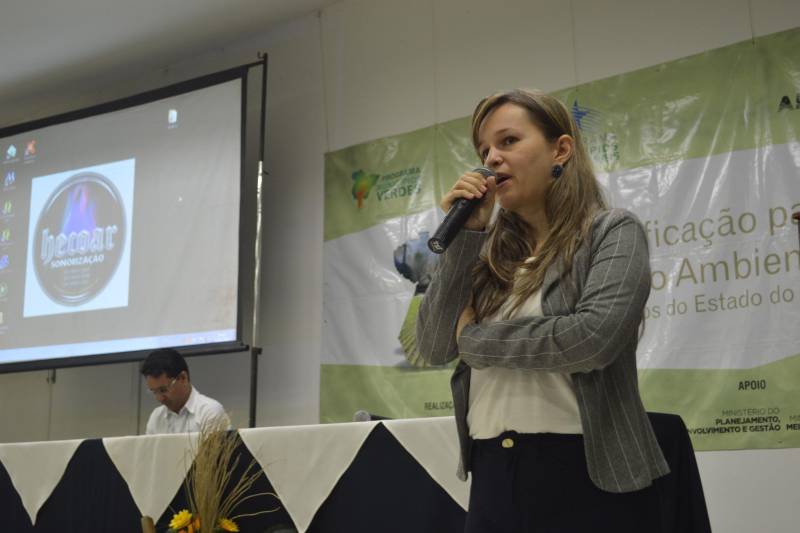 Fomentar o pleno exercício da gestão ambiental em municípios paraenses, sobretudo a qualificação de secretários, técnicos e gestores, é uma meta da Secretaria de Estado de Meio Ambiente e Sustentabilidade (Semas), com apoio do Programa Municípios Verdes (PMV) e recursos financeiros do Fundo Amazônia/Banco Nacional de Desenvolvimento Econômico e Social (BNDES). A abertura contou com a presença da secretária adjunta de Gestão e Regularidade Ambiental da Semas, Diana Castro (foto), que falou sobre o panorama da gestão ambiental no Pará, ressaltando a melhoria e a eficiência na qualidade dos serviços prestados à sociedade.

FOTO: ASCOM / SEMAS
DATA: 18.06.2018
BELÉM - PARÁ <div class='credito_fotos'>Foto: ASCOM SEMAS   |   <a href='/midias/2018/originais/23386f00-672b-4b5c-9311-2f1dd17353e9.jpg' download><i class='fa-solid fa-download'></i> Download</a></div>