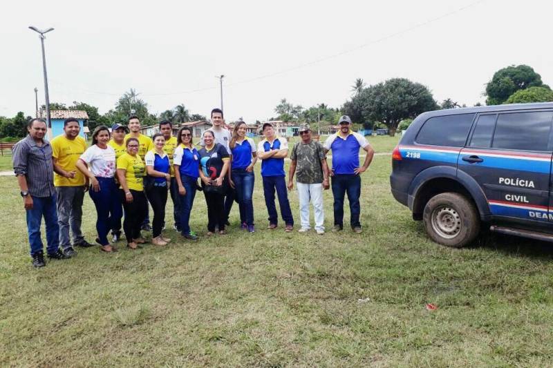 A Polícia Civil iniciou nesta quinta-feira (15) o Projeto Delegacia Itinerante Marajó, em Salvaterra, município do Arquipélago do Marajó. Realizado em parceria com a Secretaria Municipal de Promoção e Assistência Social de Salvaterra, o projeto tem por objetivo percorrer as principais comunidades rurais e quilombolas do município para expandir os serviços prestados pela Delegacia Especializada em Atendimento à Mulher (Deam), sediada em Soure, e que atende aos municípios do lado oriental do Marajó. 

FOTO: ASCOM POLÍCIA CIVIL
DATA: 15.03.2018
SALVATERRA - PARÁ <div class='credito_fotos'>Foto: Ascom Polícia Civil   |   <a href='/midias/2018/originais/233f3fd0-13f3-419b-9c9c-63d1db577def.jpg' download><i class='fa-solid fa-download'></i> Download</a></div>