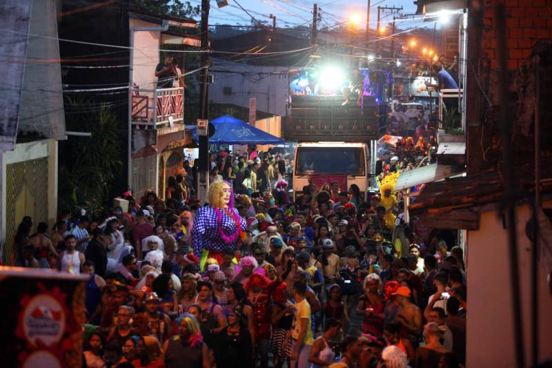 O professor Júlio Leal Gomes é natural de Vigia de Nazaré, no nordeste paraense, terra conhecida pela hospitalidade, principalmente em época festiva. Mantendo a tradição, no Carnaval Júlio e seus irmãos abrem a casa da família para amigos e outros parentes. Neste ano, o imóvel de quatro cômodos abrigou mais de 50 pessoas. Vigia tem um dos maiores e mais tradicionais carnavais do Pará. Nesta época do ano, a população do município, de 51.173 habitantes (Censo/IBGE), triplica com a chegada de brincantes oriundos de todo o Brasil, e os vigienses – igual coração de mãe - acolhem essa multidão. A estimativa é a cidade receber mais de 300 mil pessoas neste Carnaval.

FOTO: IGOR BRANDÃO / AG PARÁ
DATA: 13.02.2018
BELÉM - PARÁ <div class='credito_fotos'>Foto: IGOR BRANDÃO / AG. PARÁ   |   <a href='/midias/2018/originais/23d0962c-4cf5-4cee-9225-a2ebbdd2305f.jpg' download><i class='fa-solid fa-download'></i> Download</a></div>