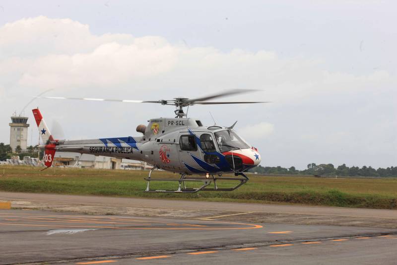 A aeronave do Grupamento Aéreo de Segurança Pública (Graesp) trouxe, nesta sexta-feira (16), para Belém, piloto e passageiros do helicóptero  que precisou fazer um pouso forçado, na Ilha do Marajó. O fato ocorreu em uma área de mata entre os municípios de Curralinho e Breves, no dia 15. O resgate dos funcionários da empresa prestadora de energia elétrica no Pará e do piloto foi realizado ainda no final da tarde de ontem, quando o grupamento foi acionado pelo Salvaéreo.

FOTO: RODOLFO OLIVEIRA / AG. PARÁ
DATA: 16.03.2018
BELÉM - PARÁ <div class='credito_fotos'>Foto: Rodolfo Oliveira/Ag. Pará   |   <a href='/midias/2018/originais/245e75df-4c7c-46ec-ab5e-df9b1624d1fa.jpg' download><i class='fa-solid fa-download'></i> Download</a></div>