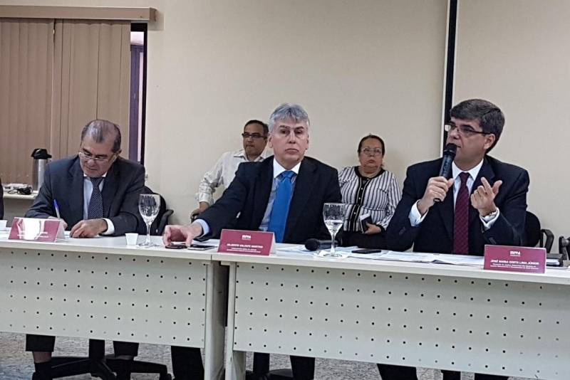 Representantes do Sistema de Segurança Pública do Pará e da Procuradoria Geral de Justiça do Ministério Público Estadual estiveram reunidos, na manhã desta sexta-feira, 16, para dialogar sobre as estratégias que serão implementadas para intensificar a segurança pública no estado. A reunião ocorreu na sede do Ministério Público Estadual.

FOTO: ASCOM MPE
DATA: 16.03.2018
BELÉM - PARÁ <div class='credito_fotos'>Foto: ASCOM / MPE   |   <a href='/midias/2018/originais/24861b69-906a-4aa9-a28e-3b2e99a46222.jpg' download><i class='fa-solid fa-download'></i> Download</a></div>