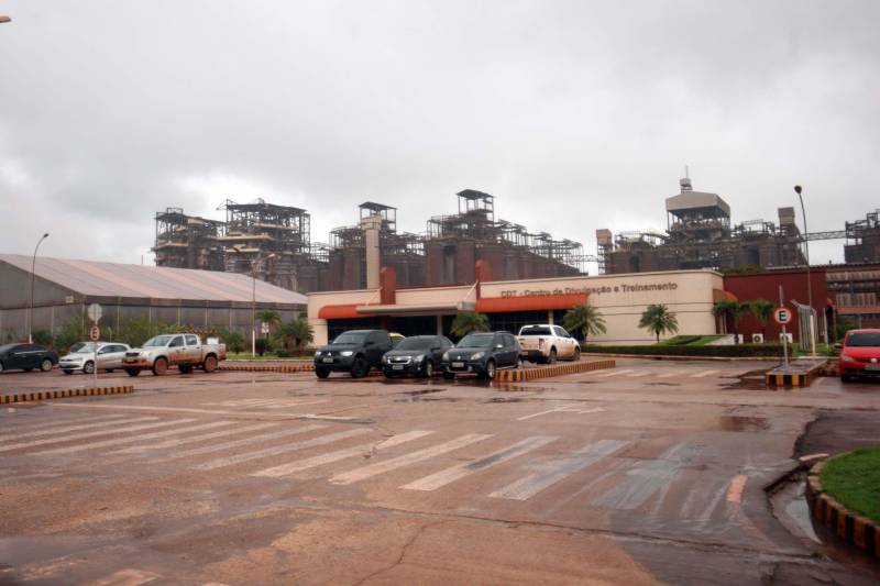 A chuva que caiu na manhã desta segunda-feira, 26, em Belém e outros municípios da região nordeste do Estado, não afetou as bacias localizadas em Barcarena. No total foram registrados 53 milímetros de chuva, desde o final de semana. “Não houve qualquer transbordamento ou mais prejuízos”, explicou o capitão Marcelo Santos, do Corpo de Bombeiros. Enquanto isso, as ações do Governo do Estado nas comunidades afetadas pela contaminação constatada pelo Instituto Evandro Chagas (IEC), no entorno da área de atuação da empresa Hydro, continuam. Até o momento, 893 galões de água potável foram entregues a 399 famílias da região. O abastecimento será semanal e a quantidade varia em função do número de pessoas residentes em cada casa, com média de uma unidade de 20 litros para cada duas pessoas. 

FOTO: IGOR BRANDÃO / AG. PARÁ
DATA: 25.02.2018
BARCARENA - PARÁ <div class='credito_fotos'>Foto: IGOR BRANDÃO / AG. PARÁ   |   <a href='/midias/2018/originais/24b1f2ef-24b6-4bca-9ed5-e89cc2b289b2.jpg' download><i class='fa-solid fa-download'></i> Download</a></div>