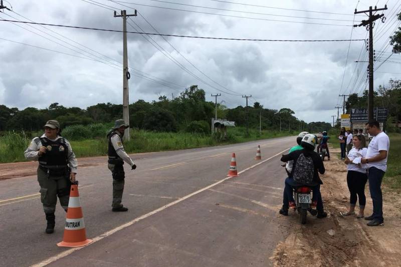 Ações integradas de educação e fiscalização estão sendo realizadas em Abaetetuba, no nordeste paraense, durante a Operação Carnaval 2018. O Departamento de Trânsito do Estado (Detran) e demais órgãos do Sistema de Segurança Pública executaram, na segunda-feira (12), uma grande ação no pórtico de entrada da cidade. Seis agentes de educação do Detran mobilizaram alunos da faculdade FAM e do Instituto Federal do Pará (IFPA), integrantes do Instituto Rosa dos Ventos, técnicos da Biblioteca Pública e do Centro de Formação de Condutores Abaeté Regional na ação conjunta de educação para o trânsito, voltada a  condutores e passageiros. Os voluntários atuaram como agentes multiplicadores em educação para o trânsito, orientando as pessoas sobre comportamentos de risco.

FOTO: ASCOM / DETRAN
DATA: 13.02.2018
ABAETETUBA - PARÁ <div class='credito_fotos'>Foto: ASCOM / DETRAN   |   <a href='/midias/2018/originais/24f07980-6ae7-4210-9b33-3c427db03a51.jpg' download><i class='fa-solid fa-download'></i> Download</a></div>