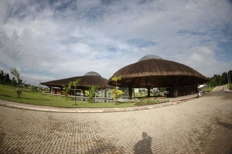 O Parque Estadual do Utinga (PEUt) o mais importante espaço de preservação e estudo da biodiversidade dentro da Região Metropolitana de Belém será reaberto à população a partir desta sexta,16, a partir das 16h30, com apresentações artísticas, com o Boi Veludinho, crianças do Pro Paz e a premiada Orquestra Sinfônica do Theatro da Paz. A apresentação será em um espaço ao ar livre e não será necessária a retirada de ingressos, por esse motivo, a recomendação é que o público chegue cedo, porque a entrada será fechada quando o espaço estiver lotado. No sábado, será realizada uma grande caminhada, a partir das 8 horas, com paradas para informações educativas sobre a fauna, flora e sobre os novos espaços. Por conta da grande quantidade de pessoas, incluindo crianças e idosos, o Corpo de Bombeiros recomendou e, a organização do evento acatou, a necessidade de se evitar durante a manhã do sábado o trânsito de veículos sobre rodas, como carros, bicicletas, skates e patins. Depois das 12 horas e durante todo o funcionamento do parque, a entrada e o uso por praticantes desta modalidade está completamente liberada. No domingo, o parque abrirá às 5h30 e funcionará até as 17h, assim como nos outros dias, de segunda a segunda. As atividades de manutenção do espaço vão requerer que o parque seja fechado para acesso ao público eventualmente, mas essas datas serão definidas de acordo com a demanda. 

FOTO: IGOR BRANDÃO / AG PARÁ
DATA: 15.03.2018
BELÉM - PARÁ <div class='credito_fotos'>Foto: IGOR BRANDÃO / AG. PARÁ   |   <a href='/midias/2018/originais/250343ad-d8a4-4956-b33d-616233c43c9c.jpg' download><i class='fa-solid fa-download'></i> Download</a></div>