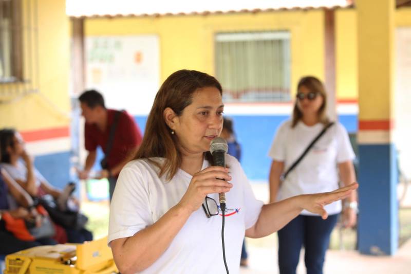 Na manhã desta quarta-feira (21), a ilha de Cotijuba recebeu a primeira edição do Projeto Família e Cidadania de 2018. O evento está sendo realizado na Escola Estadual de Ensino Fundamental e Médio Professora Marta da Conceição até a próxima sexta-feira (23). Durante a manhã mais de 40 pessoas estiveram presentes na abertura do evento, mas a expectativa é que esse número aumente, já que o projeto continua nos próximos dias, sempre com início às 8h. Na foto, Marina Bendelack, coordenadora do Família e Cidadania.

FOTO: SIDNEY OLIVEIRA / AG. PARÁ
DATA: 21.02.2018
COTIJUBA - PARÁ <div class='credito_fotos'>Foto: Sidney Oliveira/Ag. Pará   |   <a href='/midias/2018/originais/2515169b-055c-46c6-afd7-7badfc4b3561.jpg' download><i class='fa-solid fa-download'></i> Download</a></div>