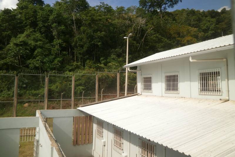 As obras do novo Centro de Recuperação Feminino (CRF) de Santarém, no oeste do Pará, estão em fase de conclusão. Cerca de 90% dos serviços já foram finalizados. A nova unidade está localizada no pólo penitenciário de Santarém, na vila de Cucurunã, e terá mais de 9 mil metros quadrados.

FOTO: CÉLIA MONTEIRO / DIVULGAÇÃO / ASCOM SUSIPE
DATA: 28.02.2018
SANTARÉM - PARÁ <div class='credito_fotos'>Foto: CÉLIA MONTEIRO / DIVULGAÇÃO / ASCOM SUSIPE   |   <a href='/midias/2018/originais/2571ea72-6bf9-4d6e-8cb5-a4661f85ae4e.jpg' download><i class='fa-solid fa-download'></i> Download</a></div>