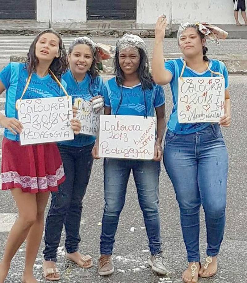 Quatro estudantes da Escola Estadual Antônio Gondim Lins, em Ananindeua, vivenciaram recentemente o sentimento da conquista de uma vaga para um curso superior. Tudo porque na sexta-feira (16), foi divulgada a relação de candidatos aprovados para cursos do Instituto Federal do Pará (IFPA), e entre eles estão Letícia do Socorro Siqueira Souza (Matemática); Elizabeth Feitoza de Abreu (Pedagogia); Larissa Guedes Monteiro (Pedagogia) e Ana Beatriz Alves Seabra (Tecnologia em Saneamento Ambiental). As quatro estudantes que foram aprovadas via SISU (Sistema de Seleção Unificada) acabam de concluir o Ensino Médio em um ano e seis meses de atividades do Projeto Mundiar, mantido pela Secretaria de Estado de Educação (Seduc) em parceria com a Fundação Roberto Marinho. O foco do Projeto Mundiar é a correção da distorção idade-ano escolar de alunos. Em geral, são alunos que abandonaram seus estudos por diversos motivos. Na foto, Larissa Letícia, Elizanbeth e Ana Beatriz.

FOTO: ASCOM / SEDUC
DATA: 21.02.2018
BELÉM - PARÁ <div class='credito_fotos'>Foto: ASCOM SEDUC   |   <a href='/midias/2018/originais/268ed5a6-d959-44af-aca6-2d82cad767a0.jpg' download><i class='fa-solid fa-download'></i> Download</a></div>