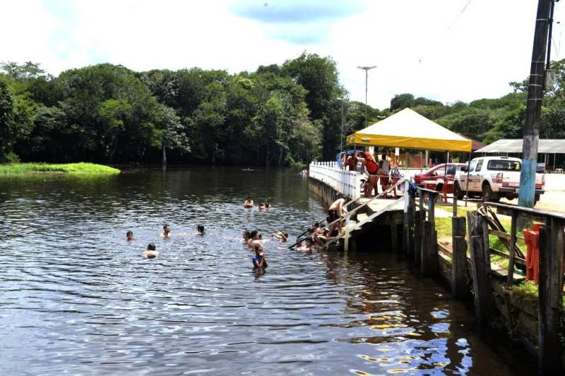 A terça-feira de Carnaval (13) nas praias do município de Barcarena foi marcada pelo trabalho de prevenção e de orientação aos frequentadores. Militares do Corpo de Bombeiros trabalharam intensamente no quarto dia da Operação Carnaval 2018 nas praias e blocos de rua, a fim de garantir a segurança de todos. A festa em Barcarena só terminará na Quarta-feira de Cinzas, com atrações musicais. As praias de Caripi, Vila do Conde, Cupiranga e Sirituba receberam o reforço do efetivo militar para atender os banhistas em qualquer situação. Com a tranquilidade nas praias, não houve registro de ocorrências graves, resultado do trabalho preventivo realizado pelo 6° Grupamento de Bombeiros Militar de Barcarena.

FOTO: ASCOM / CBMPA
DATA: 13.02.2018
SANTA IZABEL - PARÁ
 <div class='credito_fotos'>Foto: ASCOM / CBMPA   |   <a href='/midias/2018/originais/26aa5180-7e2e-4ff4-b429-a2de018be083.jpg' download><i class='fa-solid fa-download'></i> Download</a></div>