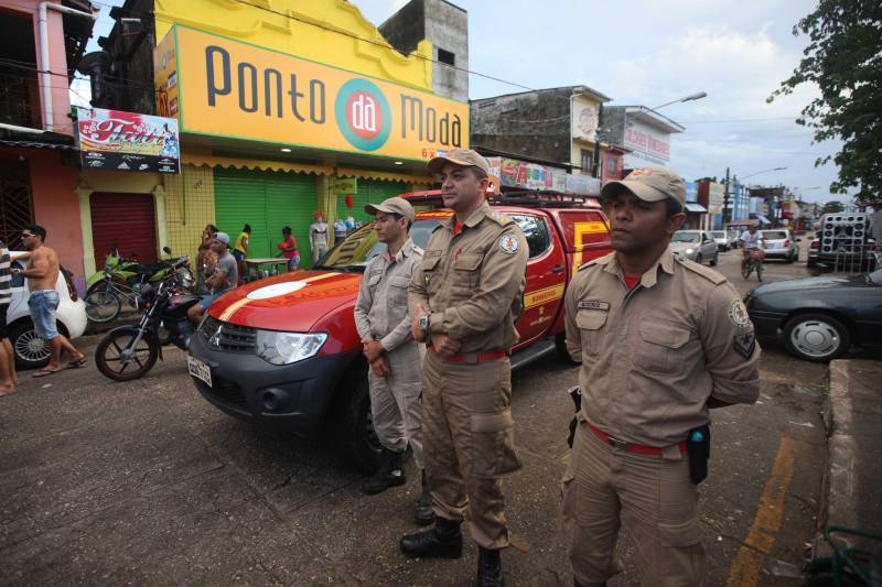 O professor Júlio Leal Gomes é natural de Vigia de Nazaré, no nordeste paraense, terra conhecida pela hospitalidade, principalmente em época festiva. Mantendo a tradição, no Carnaval Júlio e seus irmãos abrem a casa da família para amigos e outros parentes. Neste ano, o imóvel de quatro cômodos abrigou mais de 50 pessoas. Vigia tem um dos maiores e mais tradicionais carnavais do Pará. Nesta época do ano, a população do município, de 51.173 habitantes (Censo/IBGE), triplica com a chegada de brincantes oriundos de todo o Brasil, e os vigienses – igual coração de mãe - acolhem essa multidão. A estimativa é a cidade receber mais de 300 mil pessoas neste Carnaval.

FOTO: IGOR BRANDÃO / AG PARÁ
DATA: 13.02.2018
BELÉM - PARÁ <div class='credito_fotos'>Foto: IGOR BRANDÃO / AG. PARÁ   |   <a href='/midias/2018/originais/26e657fb-2a57-4734-afb5-fb06435389bc.jpg' download><i class='fa-solid fa-download'></i> Download</a></div>