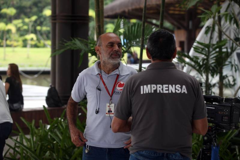 Jornalistas, influenciadores digitais e membros da sociedade civil organizada participaram, nesta quinta-feira (15), da visita guiada ao Parque Estadual do Utinga (Peut) que será inaugurado na sexta-feira (16), às 16h30. Os convidados foram recebidos pelo secretário estadual de Cultura, o arquiteto Paulo Chaves; pelo presidente do Ideflor-bio, Thiago Novaes; pelo gerente do Peut, Julio Meyer; pelo secretário de comunicação, Daniel Nardin e pelo representante da diretoria da Unidade de Conservação do Parque, Wendel Andrade. O evento começou às 9h com a apresentação das melhorias feitas no espaço durante as obras, dos serviços que funcionarão no local e de algumas normas de utilização desse novo equipamento. 

FOTO: SIDNEY OLIVEIRA / AG. PARÁ
DATA: 15.03.2018
BELÉM - PARÁ <div class='credito_fotos'>Foto: Sidney Oliveira/Ag. Pará   |   <a href='/midias/2018/originais/27a92aac-2332-44ba-8ed0-78283548611d.jpg' download><i class='fa-solid fa-download'></i> Download</a></div>