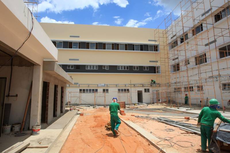 Em Capanema, está sendo construído o Hospital Regional dos Caetés (foto). É mais uma unidade de saúde estratégica na cobertura de alta e média complexidade; atenderá a população de 17 municípios da Região Nordeste

FOTO: SIDNEY OLIVEIRA / AG. PARÁ
DATA: 18.10.2018
CASTANHAL - PARÁ <div class='credito_fotos'>Foto: Sidney Oliveira/Ag. Pará   |   <a href='/midias/2018/originais/27b6f98f-fa49-4c14-b1ff-3064926d7e7f.jpg' download><i class='fa-solid fa-download'></i> Download</a></div>