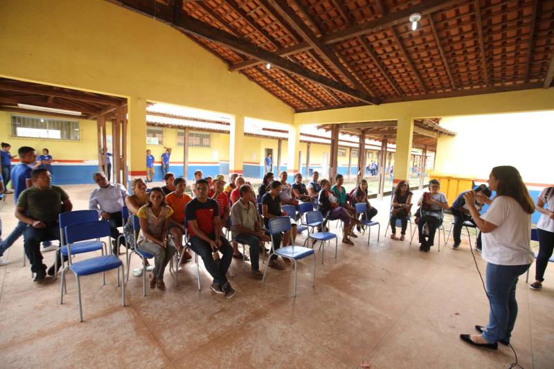 Na manhã desta quarta-feira (21), a ilha de Cotijuba recebeu a primeira edição do Projeto Família e Cidadania de 2018. O evento está sendo realizado na Escola Estadual de Ensino Fundamental e Médio Professora Marta da Conceição até a próxima sexta-feira (23). Durante a manhã mais de 40 pessoas estiveram presentes na abertura do evento, mas a expectativa é que esse número aumente, já que o projeto continua nos próximos dias, sempre com início às 8h.

FOTO: SIDNEY OLIVEIRA / AG. PARÁ
DATA: 21.02.2018
COTIJUBA - PARÁ <div class='credito_fotos'>Foto: Sidney Oliveira/Ag. Pará   |   <a href='/midias/2018/originais/27e6de7a-f1b0-45a4-9b03-5714da595f25.jpg' download><i class='fa-solid fa-download'></i> Download</a></div>