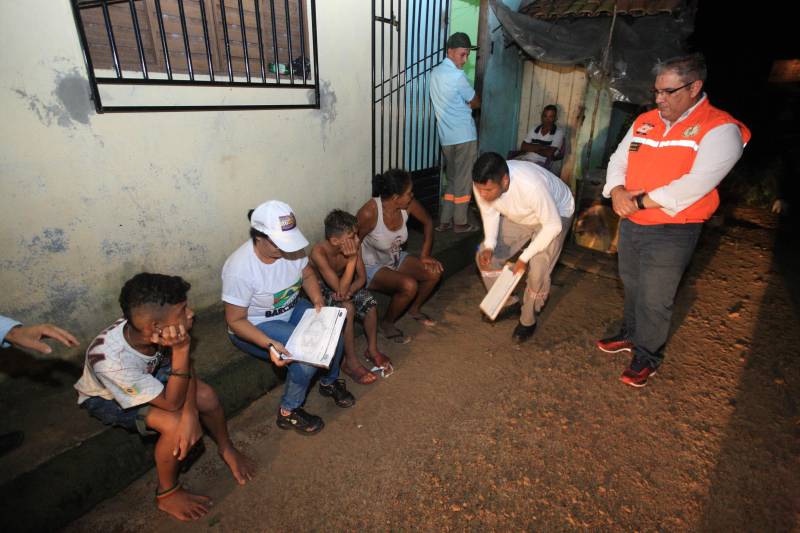 Moradores das comunidades de Bom Futuro, Vila Nova e Bujaruba, em Barcarena, já receberam os primeiros garrafões de água potável. A entrega foi feita pela Defesa Civil do Estado, em parceria com a prefeitura da cidade no fim da tarde desta sexta-feira, 23. A distribuição de água potável aos moradores é uma das medidas emergenciais determinadas pelo Grupo de Trabalho do Governo do Estado à mineradora Hydro Alunorte. Composto por vários órgãos do Estado para atuação conjunta e integrada, o grupo tem como foco principal a saúde das pessoas das comunidades próximas do local e do meio ambiente, realizando ações imediatas e monitoramento permanente, além de solicitar a tomada de medidas preventivas, por conta do alto volume de chuvas nesse período.

FOTO: MÁCIO FERREIRA/AG. PARÁ
DATA: 23.02.2018
BARCARENA - PARÁ <div class='credito_fotos'>Foto: MÁCIO FERREIRA/ AG. PARÁ   |   <a href='/midias/2018/originais/2808fe4f-ea9a-48a9-bf43-4d345b47dc97.jpg' download><i class='fa-solid fa-download'></i> Download</a></div>