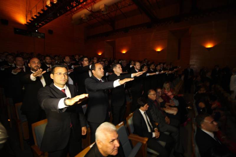 O Pará vai voltar a ter um delegado de polícia para cada município. A posse de 149 novos delegados da Polícia Civil, que aconteceu nesta segunda-feira (26) no Teatro Maria Sylvia Nunes, na Estação das Docas, vai garantir, com sobras, a cobertura completa dos 144 municípios do estado. Aprovados em concurso público, os novos delegados concluíram o curso de Formação da Polícia Civil do Pará no dia 15 deste mês. O curso foi o primeiro do Brasil a incluir sete disciplinas inéditas: Oratória, Atuação Policial frente aos Grupos Vulneráveis, Relacionamento com a Imprensa e Mídias Sociais, Abordagem Psicopatológica do Crime e da Violência, Investigação Financeira no Enfrentamento ao Crime de Lavagem de dinheiro, Noções Básicas de Enfrentamento às Fraudes Veiculares e Linguagem Brasileira de Sinais. O concurso aprovou ainda 300 investigadores, 180 escrivães e 20 papiloscopistas. Os novos policiais civis passaram por quatro meses de formação técnica e profissional na Acadepol. Com a nomeação, o próximo passo será a lotação dos novos servidores públicos nas unidades de Polícia Civil do estado, quando eles saberão em qual região do Pará trabalharão inicialmente.

FOTO: SYDNEY OLIVEIRA / AG. PARÁ
DATA: 26.02.2018
BELÉM - PARÁ <div class='credito_fotos'>Foto: Sidney Oliveira/Ag. Pará   |   <a href='/midias/2018/originais/28f581c6-d9ec-4661-8de2-13c985287764.jpg' download><i class='fa-solid fa-download'></i> Download</a></div>