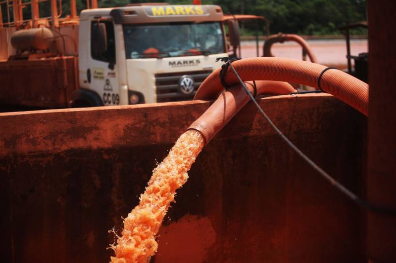 Iniciou neste sábado, 24, o prazo que o Governo do Estado deu para que a empresa de alumínio Hydro Alunorte adote procedimentos e mecanismos seguros ambientalmente, a fim de que as bacias de resíduos da empresa baixem os níveis em pelo menos um metro – o que é definido tecnicamente como padrão de segurança com comprovação permanente da redução e manutenção dos níveis. Uma equipe de fiscalização da Secretaria de Estado de Meio Ambiente e Sustentabilidade (Semas) está no município para fazer o monitoramento dos níveis das bacias do sistema de tratamento dos rejeitos da Bauxita. "Vamos montar equipes para, de duas em duas horas, avaliar o nível das bacias. Em caso de chuva o monitoramento será feito de uma em uma hora", explicou Rejiane Santos, geóloga da Diretoria de Licenciamento Ambiental da Semas.

FOTO: IGOR BRANDÃO / AG PARÁ
DATA: 24.02.2018
BELÉM - PARÁ <div class='credito_fotos'>Foto: IGOR BRANDÃO / AG. PARÁ   |   <a href='/midias/2018/originais/28feb792-dfe7-43c3-bb84-64ae1431ab3a.jpg' download><i class='fa-solid fa-download'></i> Download</a></div>