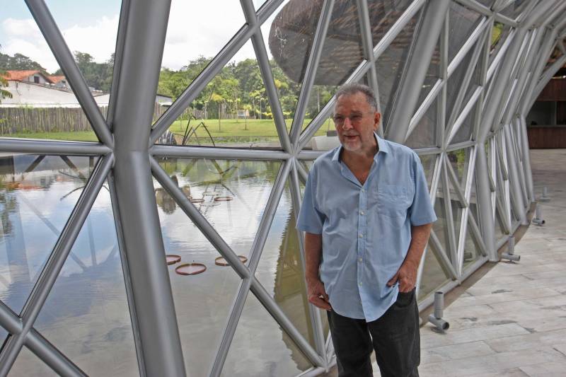 O Parque Estadual do Utinga (PEUt) o mais importante espaço de preservação e estudo da biodiversidade dentro da Região Metropolitana de Belém será reaberto à população a partir desta sexta,16, a partir das 16h30, com apresentações artísticas, com o Boi Veludinho, crianças do Pro Paz e a premiada Orquestra Sinfônica do Theatro da Paz. A apresentação será em um espaço ao ar livre e não será necessária a retirada de ingressos, por esse motivo, a recomendação é que o público chegue cedo, porque a entrada será fechada quando o espaço estiver lotado. No sábado, será realizada uma grande caminhada, a partir das 8 horas, com paradas para informações educativas sobre a fauna, flora e sobre os novos espaços. Por conta da grande quantidade de pessoas, incluindo crianças e idosos, o Corpo de Bombeiros recomendou e, a organização do evento acatou, a necessidade de se evitar durante a manhã do sábado o trânsito de veículos sobre rodas, como carros, bicicletas, skates e patins. Depois das 12 horas e durante todo o funcionamento do parque, a entrada e o uso por praticantes desta modalidade está completamente liberada. No domingo, o parque abrirá às 5h30 e funcionará até as 17h, assim como nos outros dias, de segunda a segunda. As atividades de manutenção do espaço vão requerer que o parque seja fechado para acesso ao público eventualmente, mas essas datas serão definidas de acordo com a demanda. Na foto, o secretário de Estado de Cultura, Paulo Chaves.

FOTO: IGOR BRANDÃO / AG PARÁ
DATA: 15.03.2018
BELÉM - PARÁ <div class='credito_fotos'>Foto: IGOR BRANDÃO / AG. PARÁ   |   <a href='/midias/2018/originais/2951ef8e-4d10-4efb-88c6-b12fa8085f7f.jpg' download><i class='fa-solid fa-download'></i> Download</a></div>