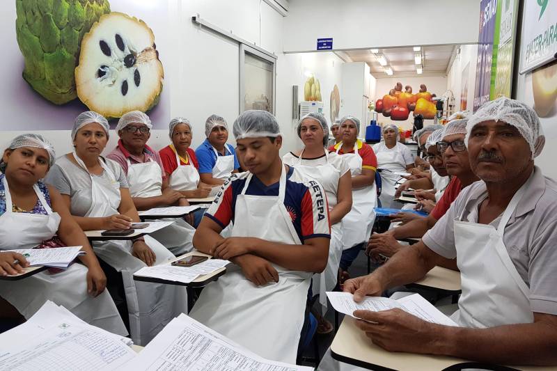 Por meio do projeto Frutificando Saberes e Sabores no Campo, a Empresa de Assistência Técnica e Extensão Rural do Estado do Pará (Emater) capacitará, a partir do próximo dia 5 de março, mais 126 agricultores familiares e pessoas envolvidas nas cadeias produtivas, desta vez de Irituia, no nordeste do estado.

FOTO: ASCOM EMATER
DATA: 26.02.2018
IRITUIA - PARÁ <div class='credito_fotos'>Foto: ASCOM EMATER   |   <a href='/midias/2018/originais/29b8c8f8-b753-46a8-8e03-2347e69d4282.jpg' download><i class='fa-solid fa-download'></i> Download</a></div>