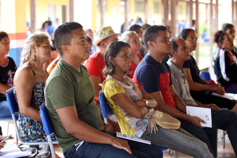 Na manhã desta quarta-feira (21), a ilha de Cotijuba recebeu a primeira edição do Projeto Família e Cidadania de 2018. O evento está sendo realizado na Escola Estadual de Ensino Fundamental e Médio Professora Marta da Conceição até a próxima sexta-feira (23). Durante a manhã mais de 40 pessoas estiveram presentes na abertura do evento, mas a expectativa é que esse número aumente, já que o projeto continua nos próximos dias, sempre com início às 8h.

FOTO: SIDNEY OLIVEIRA / AG. PARÁ
DATA: 21.02.2018
COTIJUBA - PARÁ <div class='credito_fotos'>Foto: Sidney Oliveira/Ag. Pará   |   <a href='/midias/2018/originais/29c149c6-b4f1-4395-966f-efb2ef472ced.jpg' download><i class='fa-solid fa-download'></i> Download</a></div>