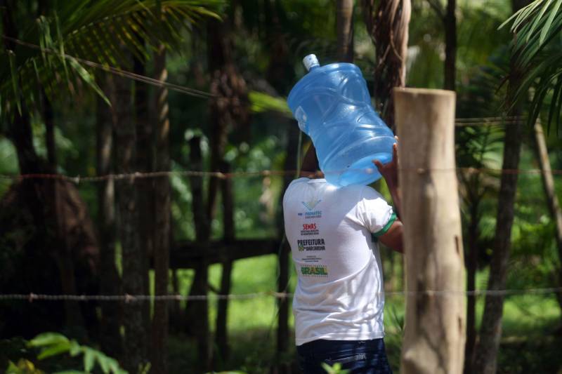 Iniciou neste sábado, 24, o prazo que o Governo do Estado deu para que a empresa de alumínio Hydro Alunorte adote procedimentos e mecanismos seguros ambientalmente, a fim de que as bacias de resíduos da empresa baixem os níveis em pelo menos um metro – o que é definido tecnicamente como padrão de segurança com comprovação permanente da redução e manutenção dos níveis. Uma equipe de fiscalização da Secretaria de Estado de Meio Ambiente e Sustentabilidade (Semas) está no município para fazer o monitoramento dos níveis das bacias do sistema de tratamento dos rejeitos da Bauxita. "Vamos montar equipes para, de duas em duas horas, avaliar o nível das bacias. Em caso de chuva o monitoramento será feito de uma em uma hora", explicou Rejiane Santos, geóloga da Diretoria de Licenciamento Ambiental da Semas.

FOTO: IGOR BRANDÃO / AG PARÁ
DATA: 24.02.2018
BELÉM - PARÁ <div class='credito_fotos'>Foto: IGOR BRANDÃO / AG. PARÁ   |   <a href='/midias/2018/originais/29d2445f-6afa-49d5-af3b-b279787116d4.jpg' download><i class='fa-solid fa-download'></i> Download</a></div>