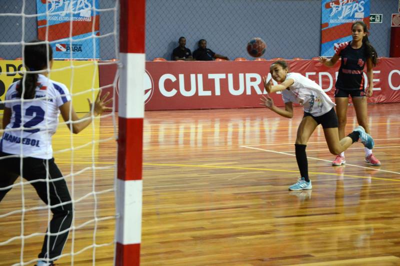 Em sua 60ª edição, os Jogos Estudantis Paraenses (JEPs) definiu a equipes que vão representar o Estado do Pará na etapa nacional, em Manaus (AM), de 19 a 23 de setembro. Das partidas realizadas neste sábado (23), pela etapa estadual, na Arena Guilerme Paraense - o Mangueirinho, foram premiados quatro times das modalidades de Basquete, Volei, Handebol e Futsal, na categoria "A" (de 12 a 14 anos). 

FOTO: FERNANDO NOBRE / ASCOM SEDUC
DATA: 23.06.2018
BELÉM - PARÁ <div class='credito_fotos'>Foto: FERNANDO NOBRE/ASCOM SEDUC   |   <a href='/midias/2018/originais/2b282dcf-95a2-4773-807c-3780530ddeec.jpg' download><i class='fa-solid fa-download'></i> Download</a></div>