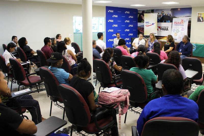 Alunos do curso de “Técnicas de gestão de resíduos sólidos” e de “Boas práticas higiênico sanitárias dos alimentos” foram certificados pelo Programa Pará Profissional. Ao todo, 32 concluintes estiveram presentes na cerimônia, que ocorreu no auditório da Casa Civil, na quinta-feira (28). O Programa Pará Profissional é um dos instrumentos utilizados no combate à desigualdade inter-regional no Estado, por meio da qualificação profissional da mão de obra local. Coordenado pela Secretaria de Estado de Ciência, Tecnologia e Educação Profissional e Tecnológica (Sectet), o programa é amparado pela Lei 8.427, de 16 de novembro de 2016. As ofertas de cursos são feitas de acordo com as demandas vindas dos setores produtivos de cada região do estado, mediante oficinas, reuniões e solicitações diretas das prefeituras.

FOTO: ERIKA TORRES / ASCOM NAC
DATA: 01.03.2018
BELÉM - PARÁ <div class='credito_fotos'>Foto: ERIKA TORRES / ASCOM NAC   |   <a href='/midias/2018/originais/2b2fa631-d992-47e2-9176-c5e0c5c5ac97.jpg' download><i class='fa-solid fa-download'></i> Download</a></div>