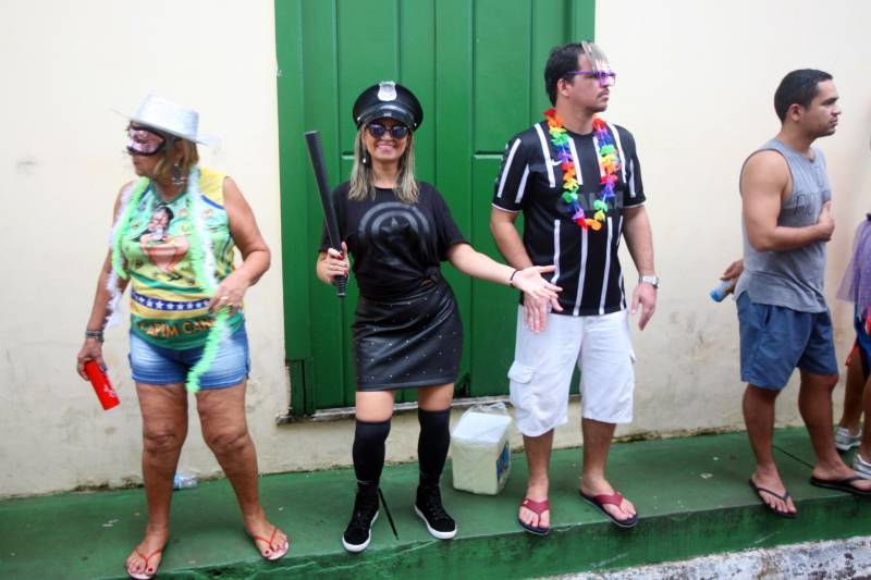 O professor Júlio Leal Gomes é natural de Vigia de Nazaré, no nordeste paraense, terra conhecida pela hospitalidade, principalmente em época festiva. Mantendo a tradição, no Carnaval Júlio e seus irmãos abrem a casa da família para amigos e outros parentes. Neste ano, o imóvel de quatro cômodos abrigou mais de 50 pessoas. Vigia tem um dos maiores e mais tradicionais carnavais do Pará. Nesta época do ano, a população do município, de 51.173 habitantes (Censo/IBGE), triplica com a chegada de brincantes oriundos de todo o Brasil, e os vigienses – igual coração de mãe - acolhem essa multidão. A estimativa é a cidade receber mais de 300 mil pessoas neste Carnaval.

FOTO: IGOR BRANDÃO / AG PARÁ
DATA: 13.02.2018
VIGIA - PARÁ <div class='credito_fotos'>Foto: IGOR BRANDÃO / AG. PARÁ   |   <a href='/midias/2018/originais/2b8a4d1b-22bf-421d-af1a-08a36d15bedc.jpg' download><i class='fa-solid fa-download'></i> Download</a></div>