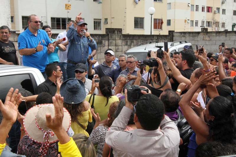 Deve ocorrer a partir da próxima segunda-feira (19) a entrega das chaves aos futuros moradores do Residencial Viver Melhor Marituba, localizado no quilômetro 15 da Rodovia BR-316, em Marituba, região metropolitana de Belém. A cerimônia de inauguração do conjunto, marcada para este sábado (17), foi adiada pela terceira vez pelo Ministério das Cidades, causando transtorno a centenas de pessoas que foram ao local com a promessa de receber o apartamento e começar uma vida nova. O governador Simão Jatene foi ao local esclarecer aos proprietários - muitos vindos de bairros distantes de Belém e Ananindeua - o motivo de mais um adiamento.

FOTO: CRISTINO MARTINS / AG. PARÁ
DATA: 17.02.2017
MARITUBA - PARÁ <div class='credito_fotos'>Foto: Cristino Martins/Ag. Pará   |   <a href='/midias/2018/originais/2c4f4e11-d442-4fb7-8453-5255c19ee80d.jpg' download><i class='fa-solid fa-download'></i> Download</a></div>