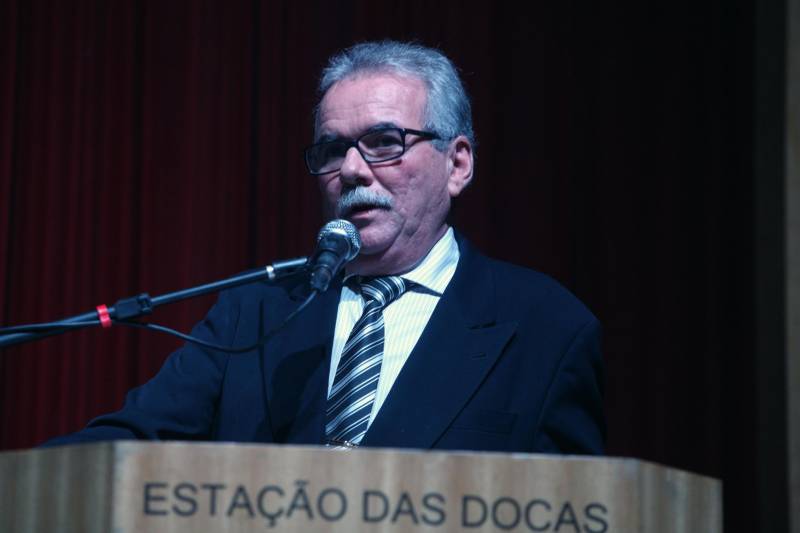 11 concluintes do Bacharelado em Música que colaram grau na noite desta quinta-feira (01) no Teatro Maia Sylvia Nunes, na Estação das Docas. Na foto, o pianista Paulo José Campos de Melo, superintendente da FCG.

FOTO: CARLOS SODRÉ / AG. PARÁ
DATA: 01.03.2018
BELÉM - PARÁ <div class='credito_fotos'>Foto: CARLOS SODRÉ / AG. PARÁ    |   <a href='/midias/2018/originais/2d036e74-cbc9-4232-81dd-2ecf53dfd392.jpg' download><i class='fa-solid fa-download'></i> Download</a></div>