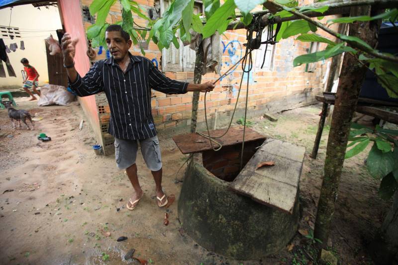 As ações do governo do Estado são imediatas no município de Barcarena, mais especificamente nas comunidades Bom Futuro e Vila Nova, localizadas na área das bacias de rejeitos da Hydro. A primeira medida é a coleta da água dos poços artesianos, para verificar se está própria para o consumo humano. Nesta sexta-feira (23), técnicos do Laboratório Central do Estado (Lacen) começaram o trabalho, que faz parte do conjunto de ações do grupo de trabalho montado pelo governo depois que o Instituto Evandro Chagas confirmou a contaminação da área. Na foto, o morador Luiz Gonzaga (camisa preta).

FOTO: MÁCIO FERREIRA / AG. PARÁ
DATA: 23.02.2018
BARCARENA - PARÁ <div class='credito_fotos'>Foto: MÁCIO FERREIRA/ AG. PARÁ   |   <a href='/midias/2018/originais/2d6241bc-5862-4814-a0b2-5ec8311d3ee6.jpg' download><i class='fa-solid fa-download'></i> Download</a></div>