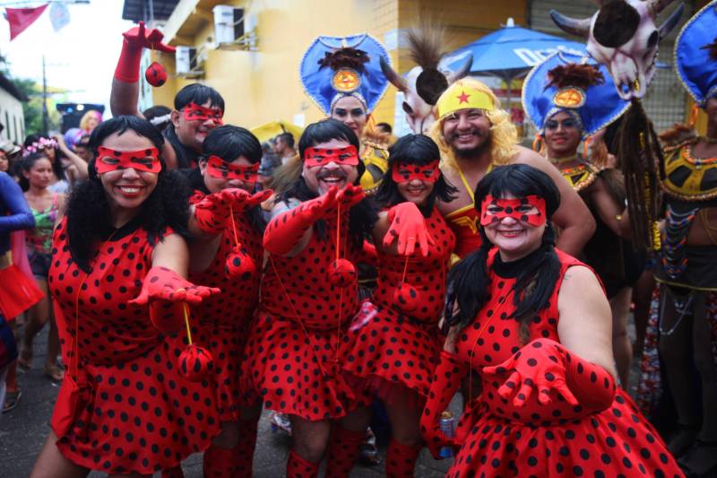 O professor Júlio Leal Gomes é natural de Vigia de Nazaré, no nordeste paraense, terra conhecida pela hospitalidade, principalmente em época festiva. Mantendo a tradição, no Carnaval Júlio e seus irmãos abrem a casa da família para amigos e outros parentes. Neste ano, o imóvel de quatro cômodos abrigou mais de 50 pessoas. Vigia tem um dos maiores e mais tradicionais carnavais do Pará. Nesta época do ano, a população do município, de 51.173 habitantes (Censo/IBGE), triplica com a chegada de brincantes oriundos de todo o Brasil, e os vigienses – igual coração de mãe - acolhem essa multidão. A estimativa é a cidade receber mais de 300 mil pessoas neste Carnaval.

FOTO: IGOR BRANDÃO / AG PARÁ
DATA: 13.02.2018
VIGIA - PARÁ <div class='credito_fotos'>Foto: IGOR BRANDÃO / AG. PARÁ   |   <a href='/midias/2018/originais/2d7442b5-9c8b-44ee-bb5f-7134b8c470df.jpg' download><i class='fa-solid fa-download'></i> Download</a></div>