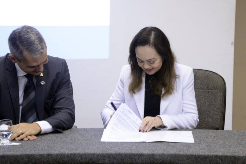 O Comitê de Trabalho das Escolas de Governo do Estado do Pará (Cotegep) está oficializado desde segunda-feira (5), quando gestores e representantes de órgãos federais, estaduais e municipais se reuniram no auditório da Escola de Governança Pública do Estado (EGPA) para a assinatura conjunta de um Protocolo de Intenções. O Comitê começou suas atividades debatendo a elaboração da Rede Amazônica das Escolas de Governao (Rameg), lançada em agosto de 2013, por ocasião dos 10 anos de criação da autarquia paraense. Com o objetivo de viabilizar, com maior eficácia e agilidade, a participação e o acesso do funcionalismo público a ações, programas e projetos de formação, desenvolvimento e qualificação profissional, além de intermediar o acesso à estrutura física e instrutoria a programas realizados por seus integrantes, o Comitê, até ser formalizado, atuava informalmente. Na foto, a diretora regional do Centresaf, Altair de Fátima Capela Sampaio (d).

FOTO: RAFAEL SANTOS / ASCOM TCM
DATA: 07.02.2018
BELÉM - PARÁ <div class='credito_fotos'>Foto: RAFAEL SANTOS / ASCOM TCM   |   <a href='/midias/2018/originais/2db17759-1d6e-4172-a5e9-d4f1f06481f7.jpg' download><i class='fa-solid fa-download'></i> Download</a></div>